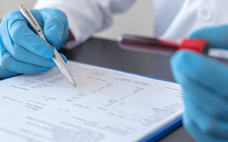 Laboratuvar test sonuçlarının incelendiği bir ortamda sağlık kontrolü yapılmakta